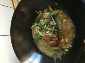 大火加热烧开调味汁后改小火烧7分钟后倒入步骤2准备好的佐料