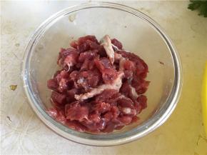 牛肉切用料酒、酱油、盐和生粉腌制15分钟左右