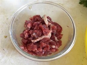 牛肉切用料酒、酱油、盐和生粉腌制15分钟左右