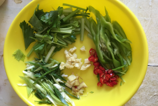 蒜头拍碎，青椒切丝，朝天椒切小圈，芹菜切段，大蒜蒜白部分拍碎斜着切段，姜片切小块