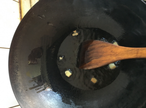 上锅油稍热下碎姜片