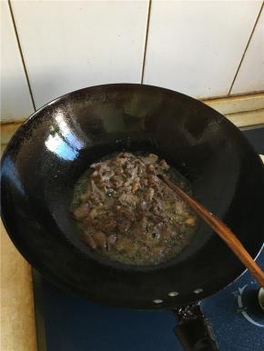 姜片微黄放入牛肉变色起锅