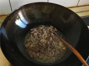 姜片微黄放入牛肉变色起锅
