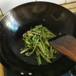 锅内留少油放入辣椒和芹菜