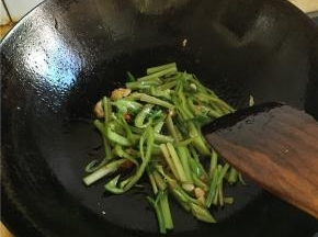锅内留少油放入辣椒和芹菜