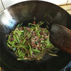 翻炒2分钟左右混入牛肉和其余配料，加适量盐，蔬之鲜