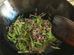 翻炒2分钟左右混入牛肉和其余配料，加适量盐，蔬之鲜