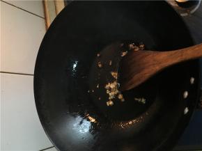 上锅肥肉熬出油后沥出油后油渣扔掉