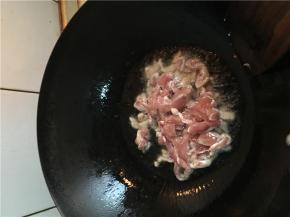 倒肉腌制好的瘦肉，中火炒熟盛出