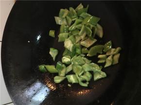 炒肉的油留些在锅内倒入青椒，中火翻炒2分钟