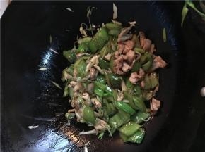 加肉，大蒜，盐，蔬之鲜转大火翻炒1分钟出锅