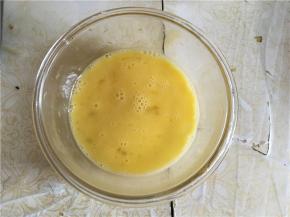 鸡蛋用筷子打散打匀