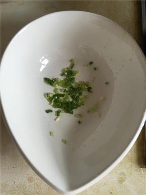 小葱切成葱花放入装汤的汤碗中