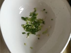 小葱切成葱花放入装汤的汤碗中