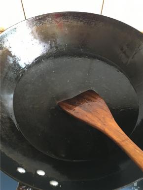 锅内少油稍热,倒水烧开