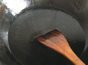 锅内少油稍热,倒水烧开