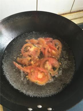 沸腾后加入切好的西红柿片