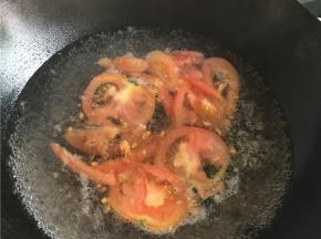 沸腾后加入切好的西红柿片
