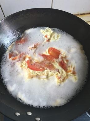 沸腾后加入打散的鸡蛋，不要搅拌，放入适量的盐，蔬之鲜