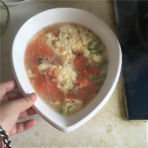 汤沸腾后直接倒入装有葱花的汤碗中完成。