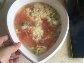 汤沸腾后直接倒入装有葱花的汤碗中完成。