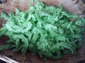 切好苦瓜片