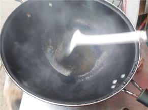 将青油倒入锅中热锅