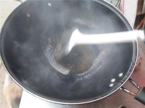 将青油倒入锅中热锅