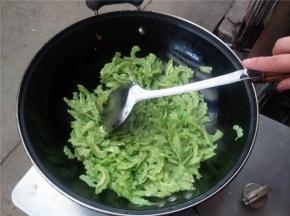 将苦瓜倒入锅中翻炒