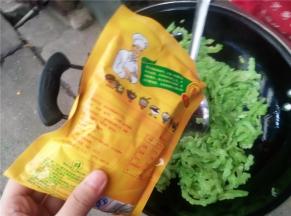 翻炒几下后放入盐巴味精