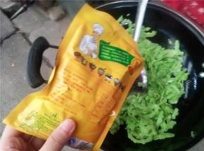 翻炒几下后放入盐巴味精