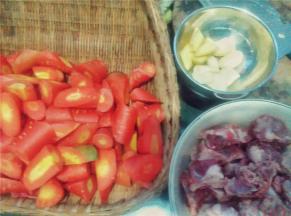 红萝卜切好，排骨洗净，准备姜蒜花椒