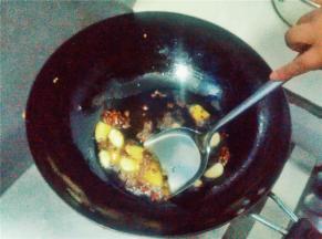 将剁碎的豆瓣酱和姜末炒匀，炒出香味，放入盐巴入味