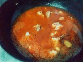 然后倒一碗水进去将排骨煮到水开为止