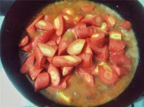 倒入红萝卜和排骨一起煮