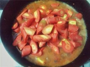 倒入红萝卜和排骨一起煮