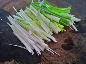 切好葱丝，肉丝