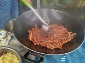 原锅烧热，放入少许油，加入甜面酱略炒