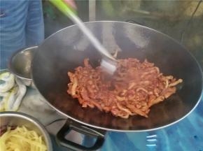 原锅烧热，放入少许油，加入甜面酱略炒