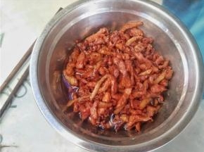 至八成熟时捞出，沥油。在倒入锅中翻炒几分钟