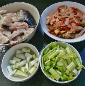 准备好食材，依依洗净