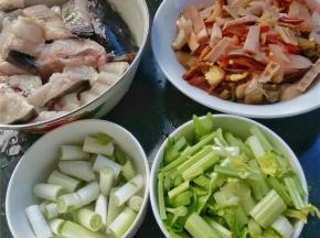 准备好食材，依依洗净