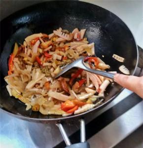 将泡菜倒入锅中爆炒两分钟