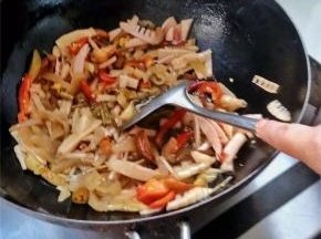 将泡菜倒入锅中爆炒两分钟