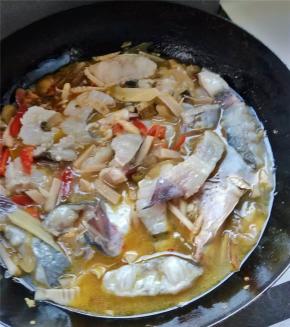 改小火熬制5分钟倒入鱼肉