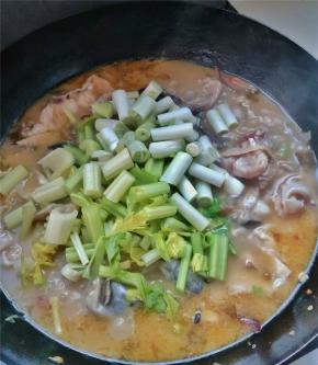 小火煮8分钟后放入芹菜大葱