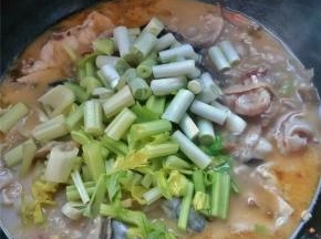 小火煮8分钟后放入芹菜大葱