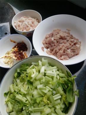 准备好食材，依依洗净
