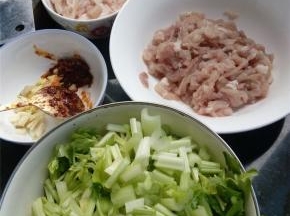 准备好食材，依依洗净
