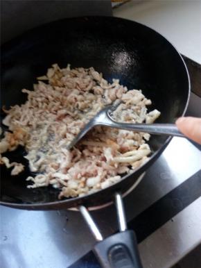 锅中倒入油将肉丝煮一会